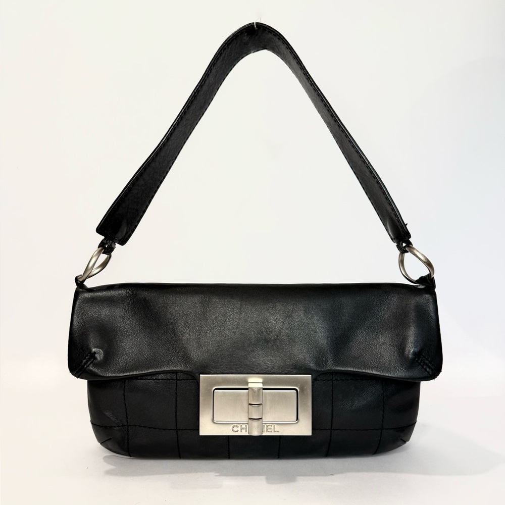 ✨SOLD✨ Vintage Chanel Black Leather Mademoiselle Turnlock Bag